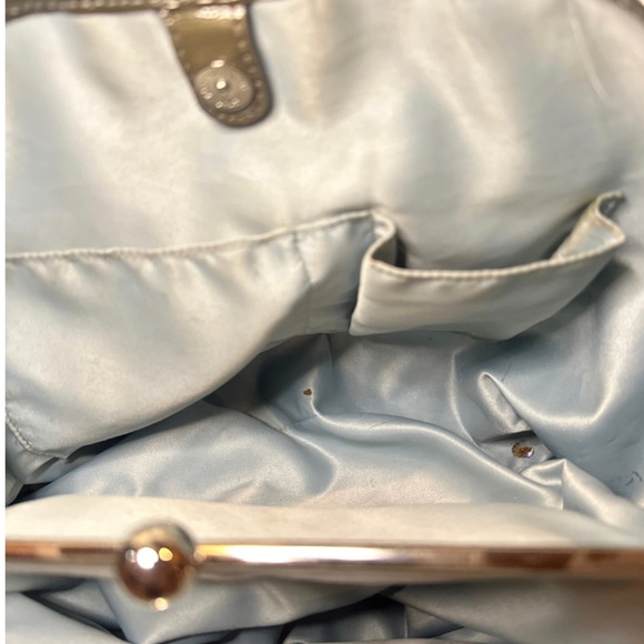Shiny silver medium shoulder bag. With blue lining and silver hardware. - Picture 6 of 9